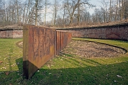 Nierhoff-1985-Skulptur_am_Fort-02.jpg